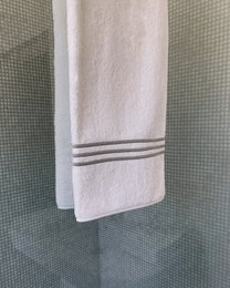Asciugamano a mano Isaac 50 x 100 cm a base di cotone pettinato al 100%