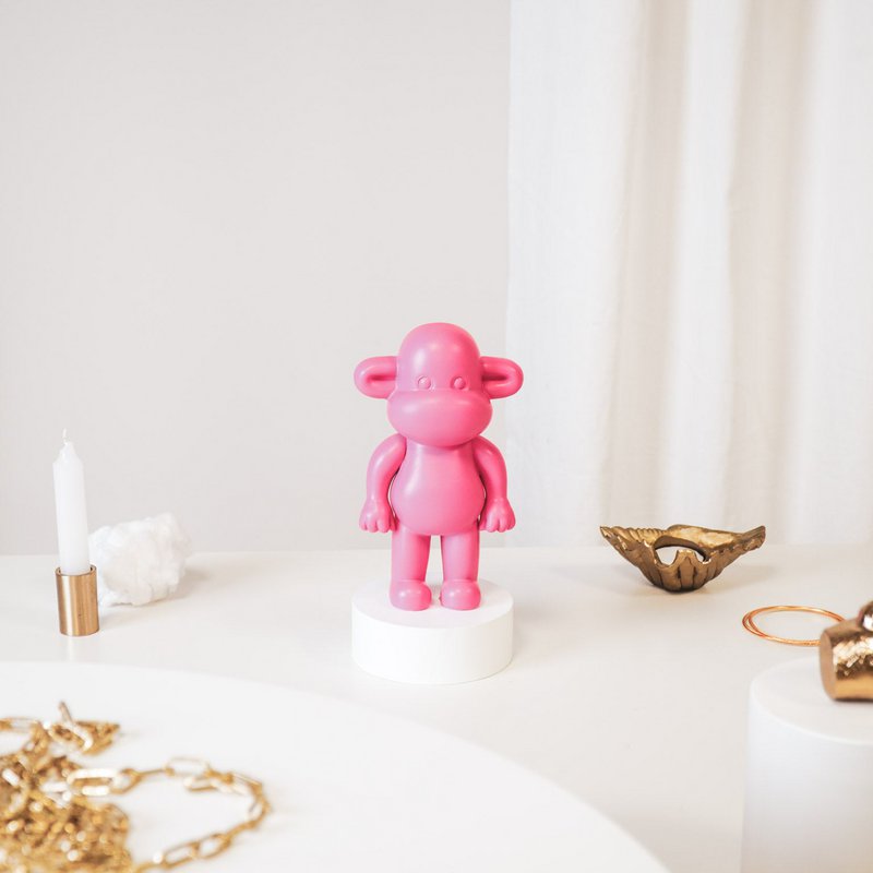 Ozdoba - Figurka małpy „The Legend” - Polyresin - Pink - 11x7x19cm