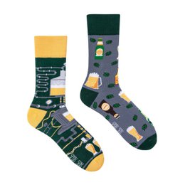 Casual socks with a beer-themed design, featuring a variety of beer-related icons and patterns in shades of green, yellow, and gray. The socks are available in EU sizes 36-39, 40-43, and 44-46.