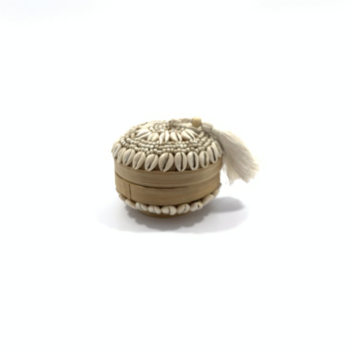 Bambu doosje met kraaltjes en kauri schelpen