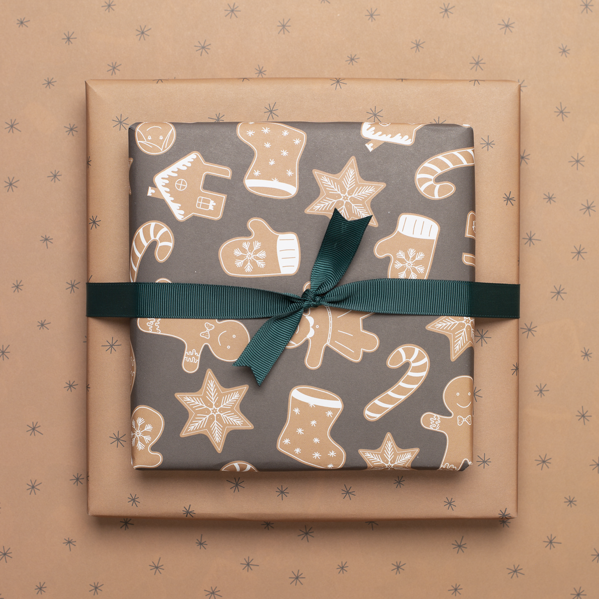 Papel de regalo de doble cara Navidad "pan de jengibre" Galletas navideñas en color beige y marrón fabricado con papel 100% reciclado