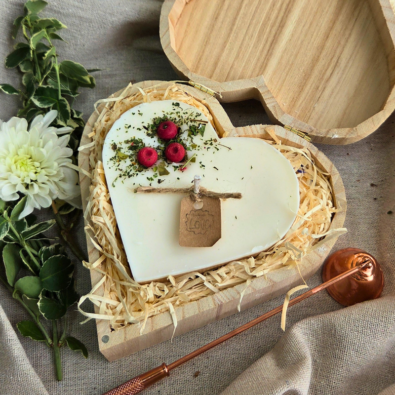 Herz-Geschenkbox, großes Herz mit roten Beeren