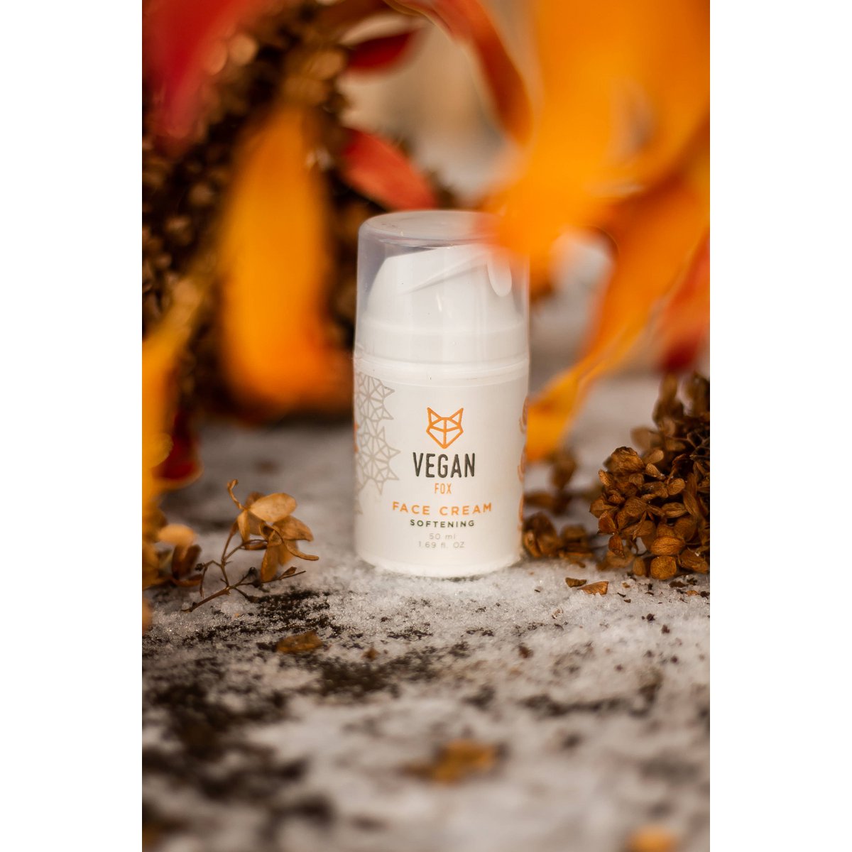 Crema facial suavizante con aceites de almendras y aguacate.