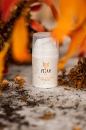 Crema facial suavizante con aceites de almendras y aguacate.
