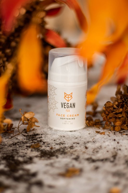 Crema facial suavizante con aceites de almendras y aguacate.