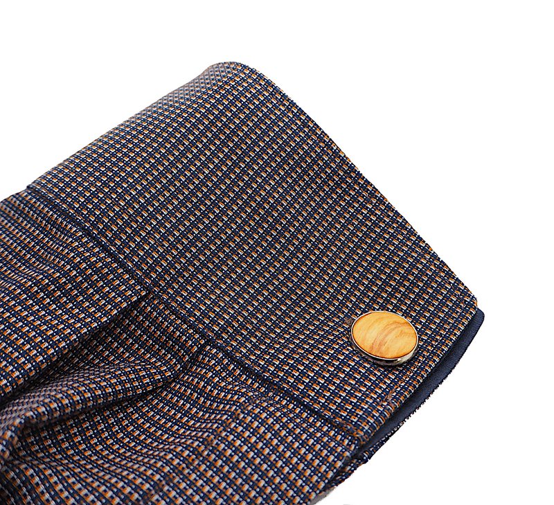 Elegant round cufflinks made of real olive wood, diameter approx. 18 mm, rounded inlay with great grain