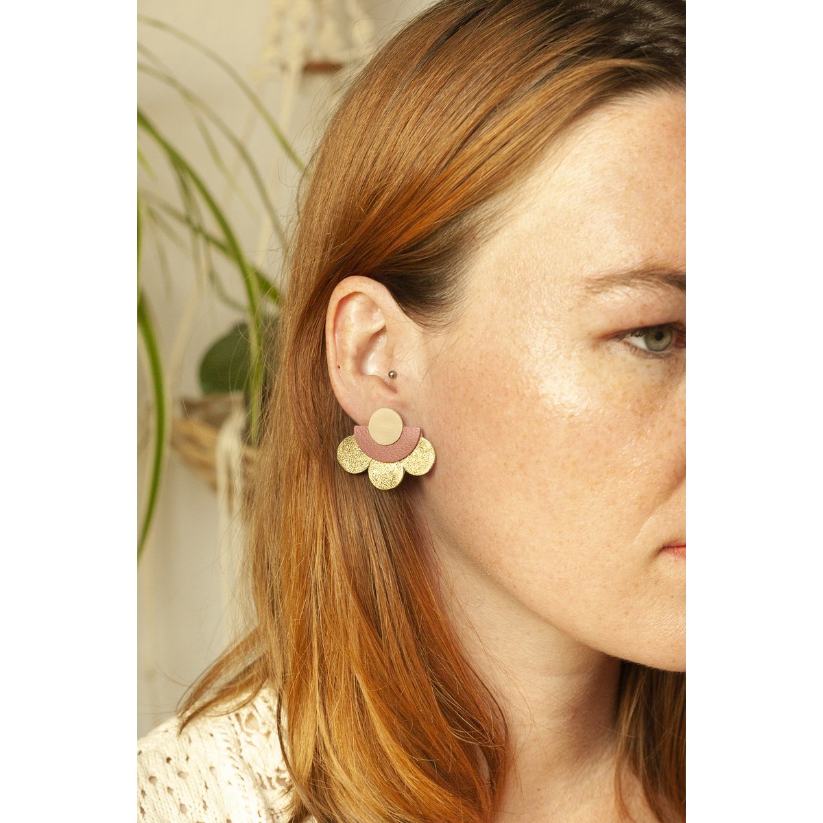 Aretes Flor grande - cuero beige oro rosa viejo
