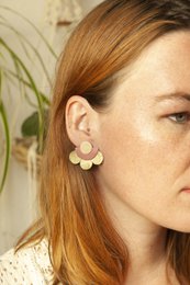 Aretes Flor grande - cuero beige oro rosa viejo