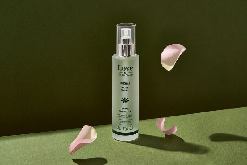 Ama la bellezza etica: delicata acqua di rose