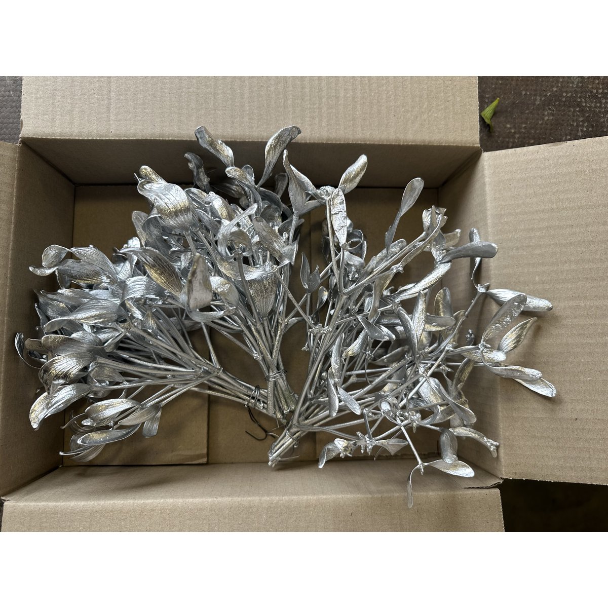 Christmas Box Mistletoe – Natural metallic silver (8 packs of 3 bundles)