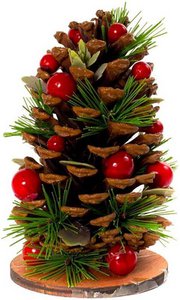 Weihnachtsgesteck auf Holzscheibe - Beere | Ø 10 x 13 cm | Dekoratives Weihnachtsarrangement auf einem Holzständer mit Tannenzapfen und Beeren | Grün