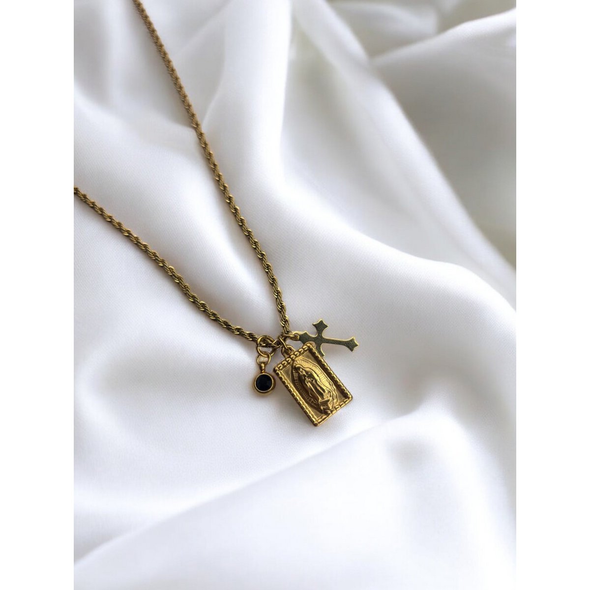Virgin Mary Medallion - Triple Charm halskæde