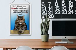 Blikskilt, hvor der står 20x30 cm at opdrage en kat er nemt