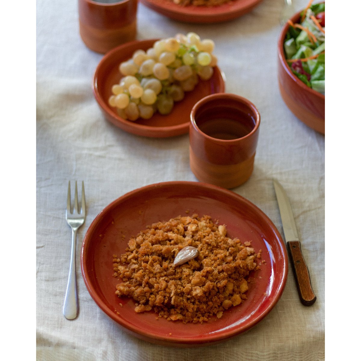 Platos de barro amarillos