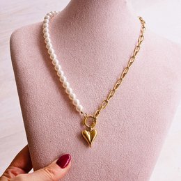Necklace pearl with heart