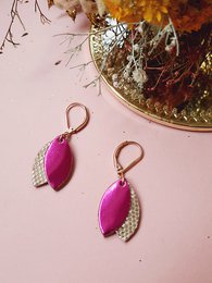 LES LOULOUS Fuchsia kurze Lederohrringe