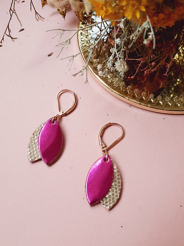 LES LOULOUS Fuchsia kurze Lederohrringe