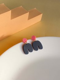 Små Squishy Arch øreringe i pink mørkeblå
