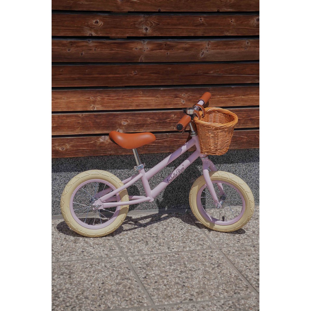 Bicicleta sin pedales en color rosa pastel con cesta de mimbre Isabelle Rose