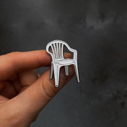 Email Pin "plastic stoel"