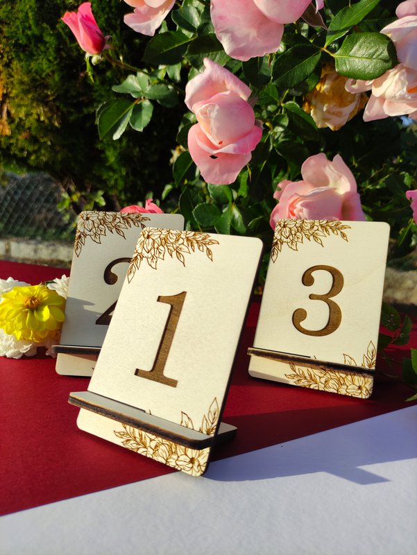 Houten tafelnummertekens met bloemenontwerp, bruiloftsfeestdecoratie, sit marker