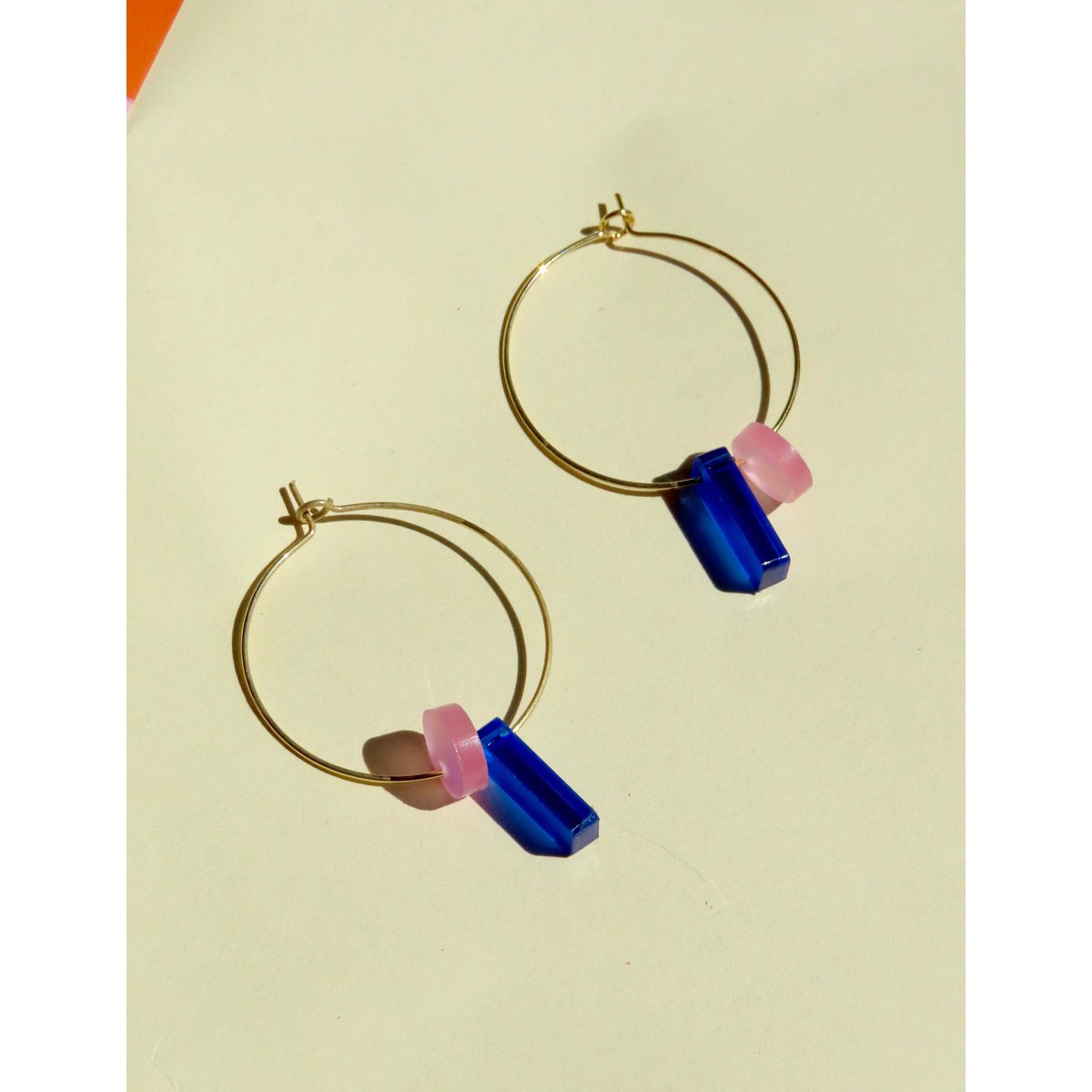 Dots with stick hoops made of gold -plated stainless steel in royal blue & ice pink