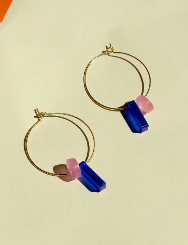 Dots with stick hoops made of gold -plated stainless steel in royal blue & ice pink