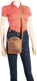Borsa a tracolla a tracolla in pelle di bufalo colorata di cognac per uomini di arrigo - elegante copia della borsa