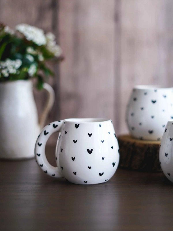 Tasse mit schwarzen Herzen – Handgefertigt in Portugal