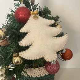 Luna-Leena Christmas tree hanger off-white & gold - wool felt - handmade in Nepal