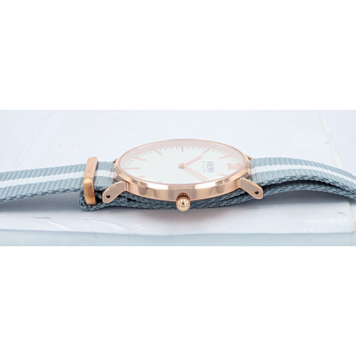 Moderno Milano roestvrijstalen dameshorloge 36,5 mm, saffierglas & nylon NATO-band (lichtblauw-wit), roségoudkleurig