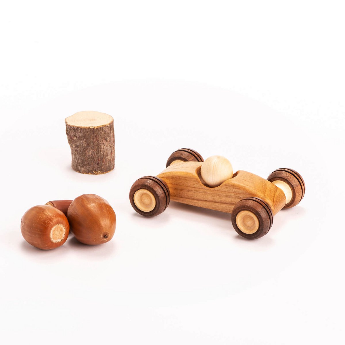 Drewniany mini samochód