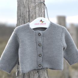 Cardigan til nyfødte og babyer lavet af 100% fineste merinould - dolomit - den perfekte gave til en fødsel
