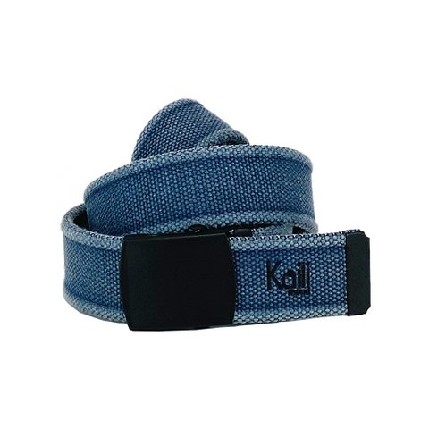 K4010DB | Stone Washed Canvas-Bandgürtel in Col. Blue mit mattschwarzer Schnalle. Maße: 125 x 4 x 0,5 cm. Einheitsgröße – kürzbar. Verpackung: Geschenkbox mit festem Boden/Deckel