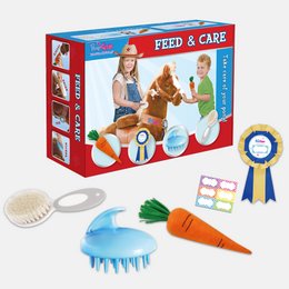 PonyCycle Spielzeugzubehör Futter- und Pflegeset – Pink und Blau, 5-teiliges Sortiment, Fellpflegebürste, Haustierbürste, Karotte, Aufkleber, Namensschild
