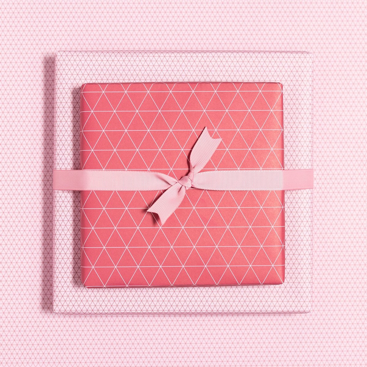 Red inpakpapier Triangles - Grafisch inpakpapier roze rood, perfect voor geschenken voor Moederdag, als een verpakking voor Valentijnsdaggeschenken of neutraal inpakpapier voor vrouwen.