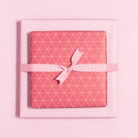 Rotes Geschenkpapier Dreiecke - grafisches Geschenkpapier rosa rot, perfekt für Geschenke zum Muttertag, als Verpackung für Valentinstags Geschenke oder neutrales Geschenkpapier für Frauen.