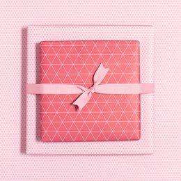 Rotes Geschenkpapier Dreiecke - grafisches Geschenkpapier rosa rot, perfekt für Geschenke zum Muttertag, als Verpackung für Valentinstags Geschenke oder neutrales Geschenkpapier für Frauen.