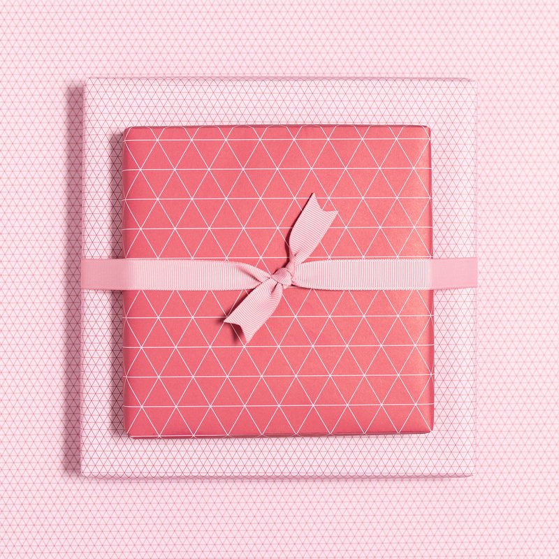Rotes Geschenkpapier Dreiecke - grafisches Geschenkpapier rosa rot, perfekt für Geschenke zum Muttertag, als Verpackung für Valentinstags Geschenke oder neutrales Geschenkpapier für Frauen.