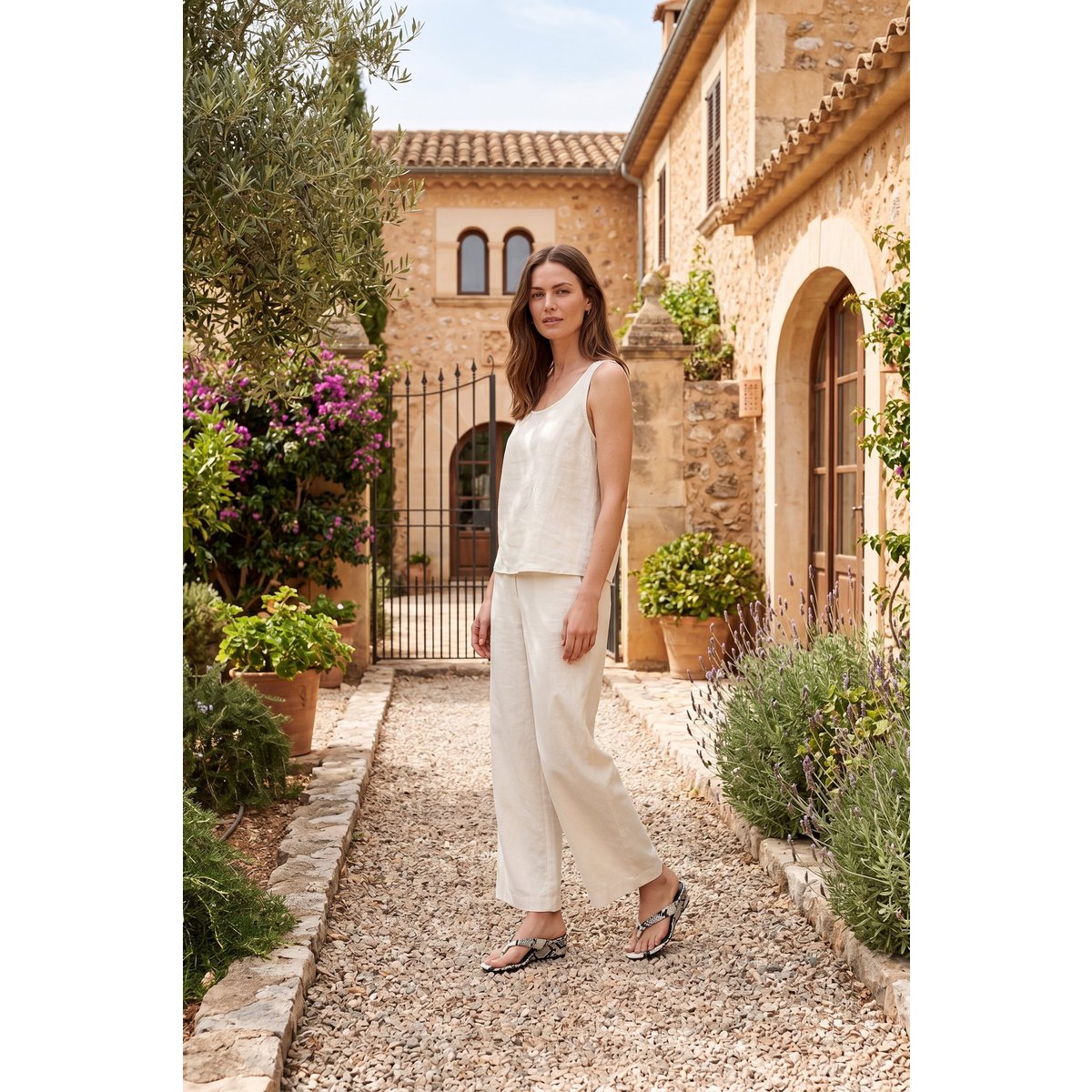 AURORA OFF WHITE – Keil-Zehensteg-Sandalen aus Leder mit Schlangenprägung