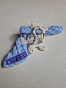 Schildpad bijtring wit met blauw doekje