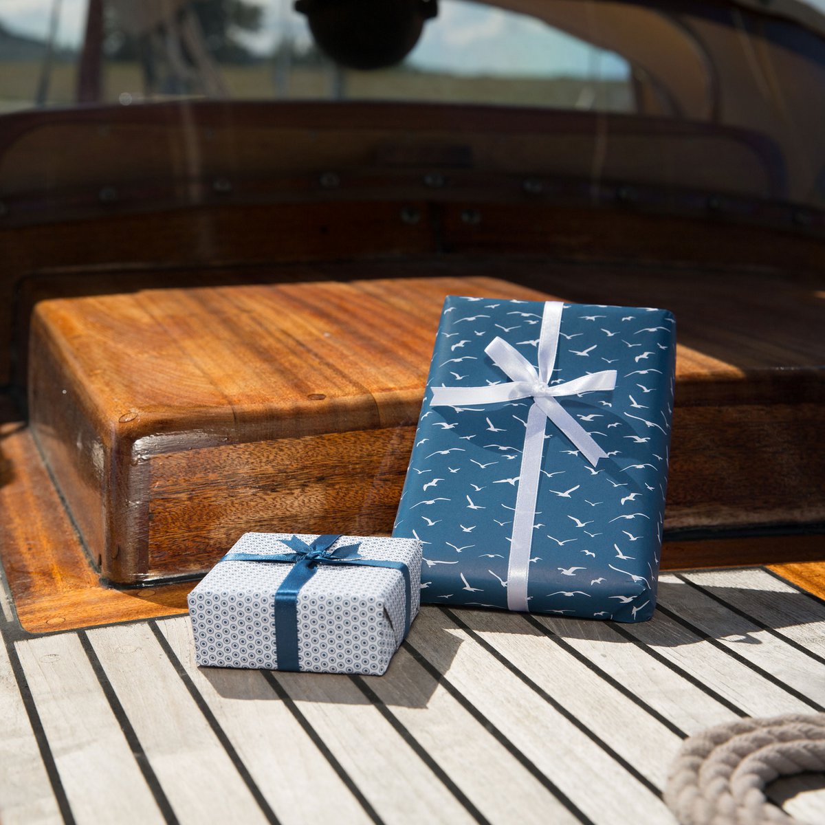 Bird wikkel papier blauw - maritiem inpakpapier met meeuwen, als een geschenkverpakking voor doop, communie of bevestiging
