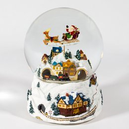 The Great Snow Globe "Juleaften, julemanden er næsten her!", Et lille damptog passerer gennem landsbyen og