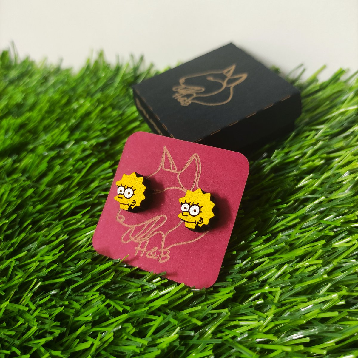 Pendientes de madera de Los Simpson, Lisa, Pendientes de Colores, Regalo para ella, San Valentín, Día de la Madre, Pequeña Joyería Hecha a Mano, Postes de Acero Quirúrgico Hipoalergénico