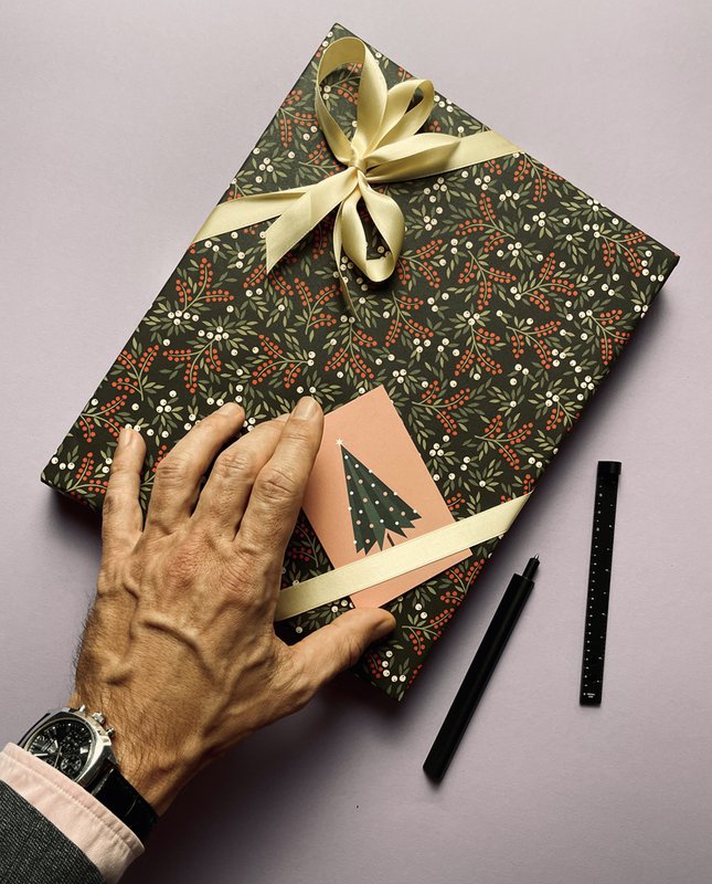 Carta da regalo con bacche bianche e rosse