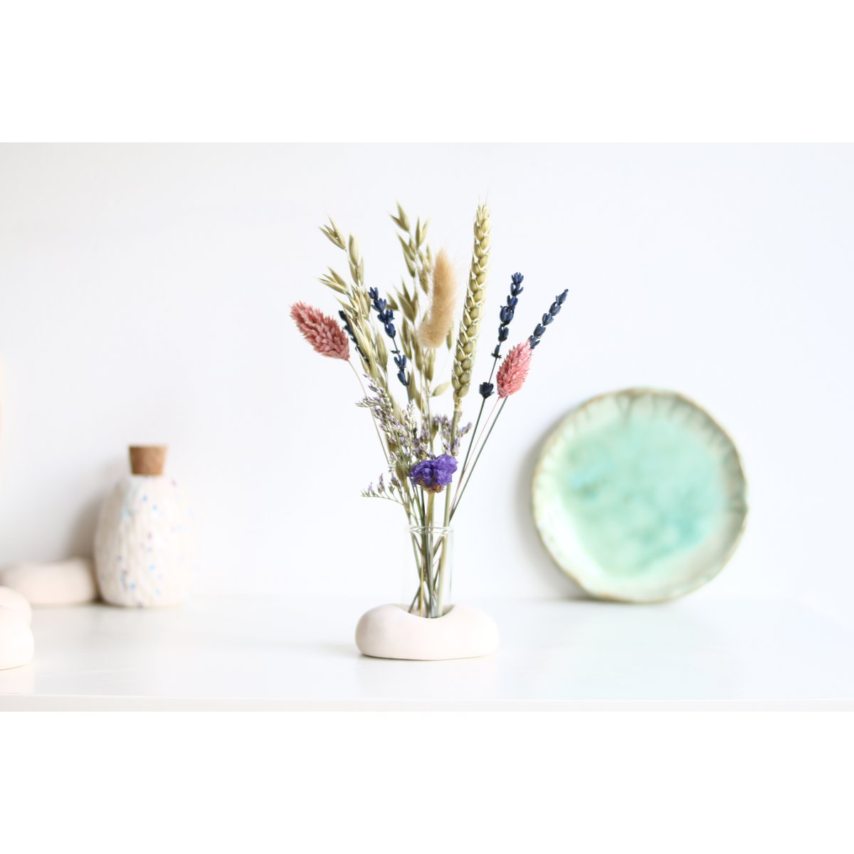 Vaasje van glas met keramiek houder en droogbloemen