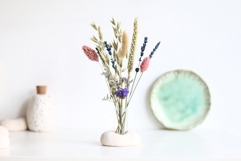 Glasvase mit Keramikhalter und Trockenblumen