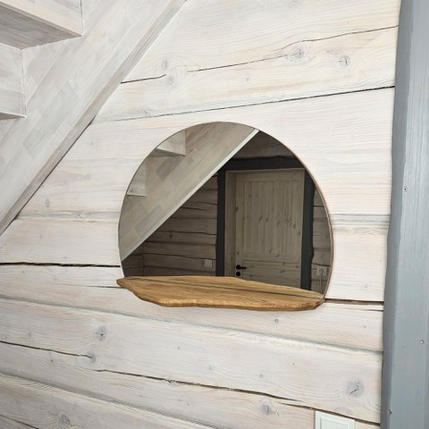 Handgefertigter Wandspiegel mit funktionalem, von den Bergen inspiriertem Holzregal