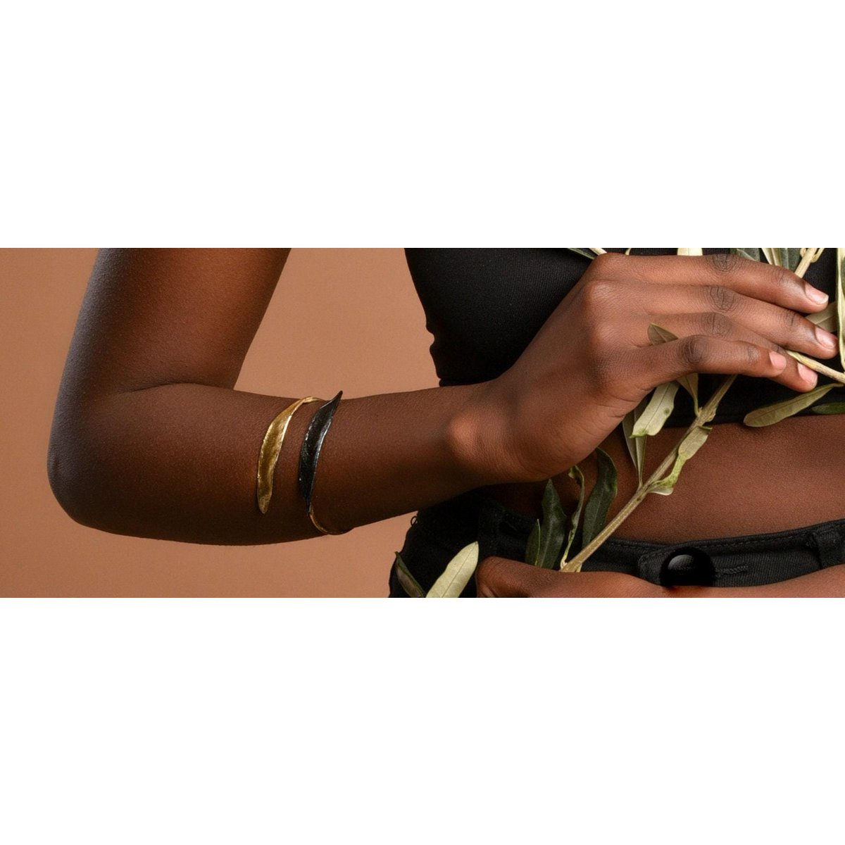 Olive Branch Veganistische armband - Verstelbaar verguld messing en zwart rhodiumontwerp