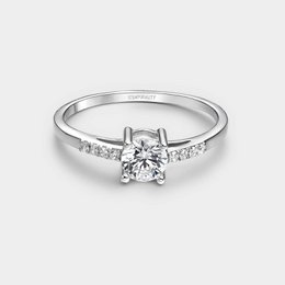 Anello in argento con zirconi bianchi quadrati